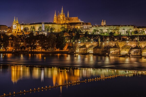 Die Nachtstadt Prag spiegelt sich in der Moldau wider