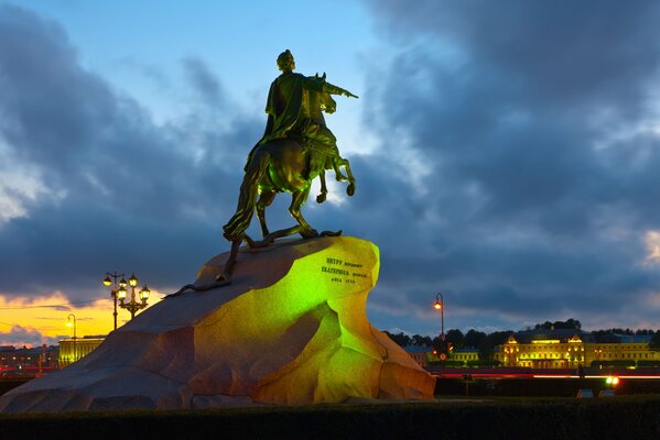 Monumento al cavaliere di rame nella notte