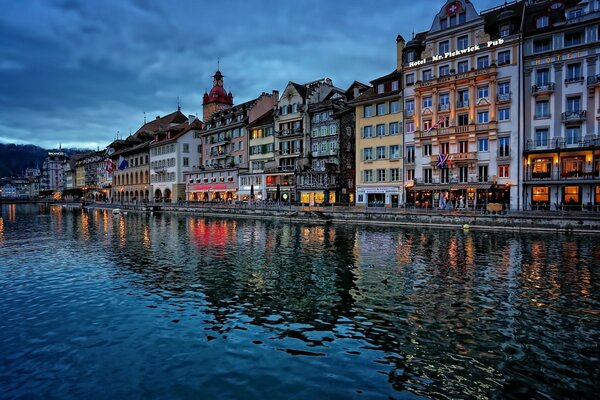 Gebäude in der Nähe eines Flusses in der Schweiz