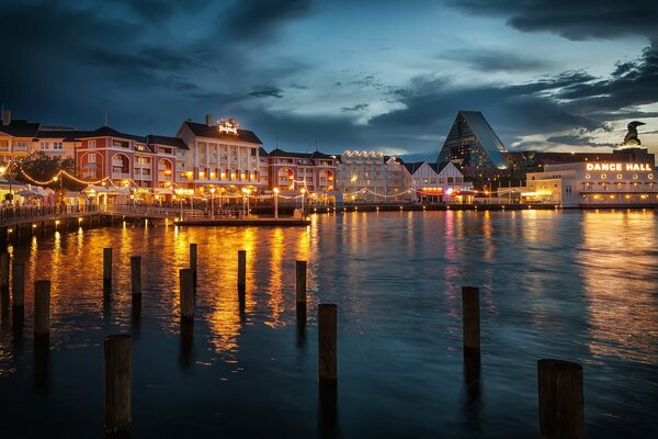 Ville de nuit avec le reflet des lumières dans l eau