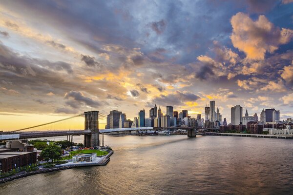 Ponte di Brooklyn con cielo grigio e acqua grigia