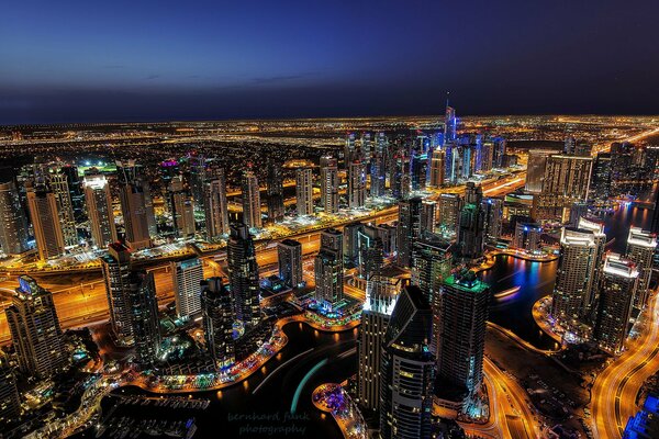 Città notturna di Dubai nelle luci