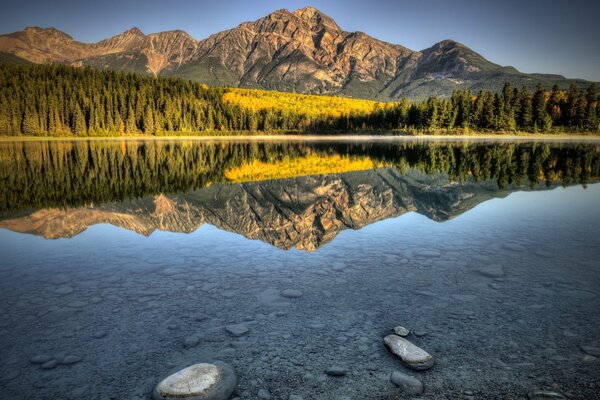 Paisaje de naturaleza montañosa en el lago