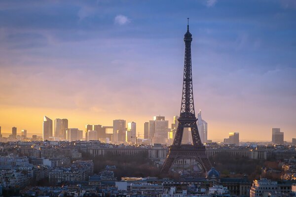 Der Eiffelturm thront über der Stadt Paris