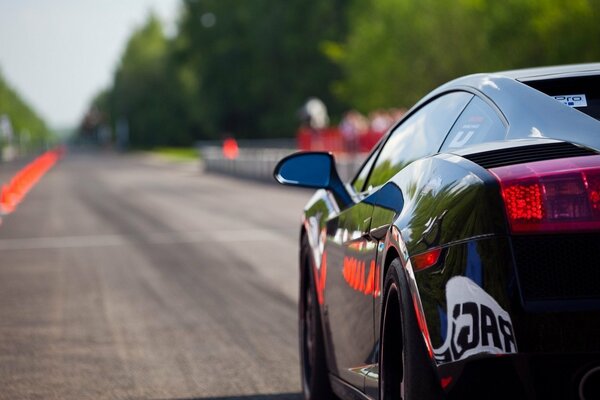 Lamborghini gallardo sur la piste de course