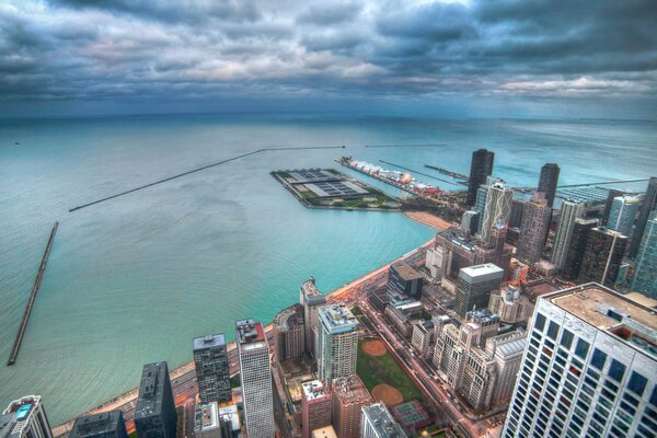 Wolkenkratzer in der Nähe von Chicagos Wasser