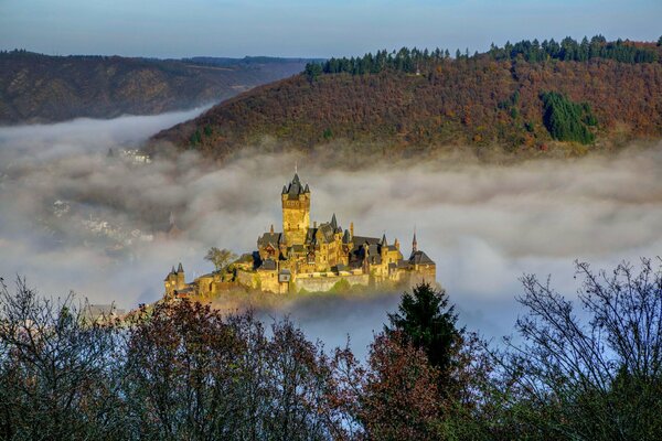 Castello delle fate nella nebbia