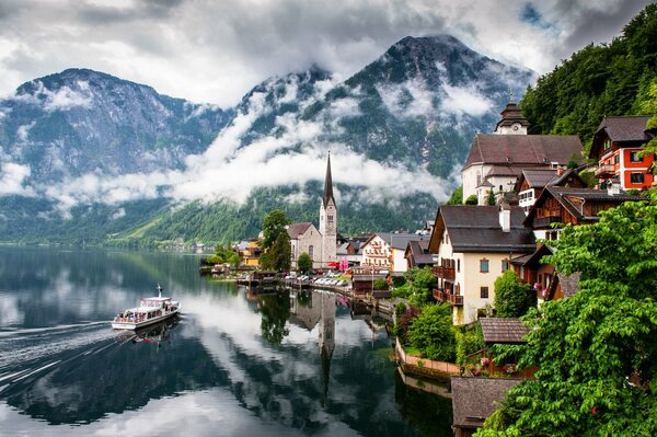 Natura dell Austria sul lago in montagna