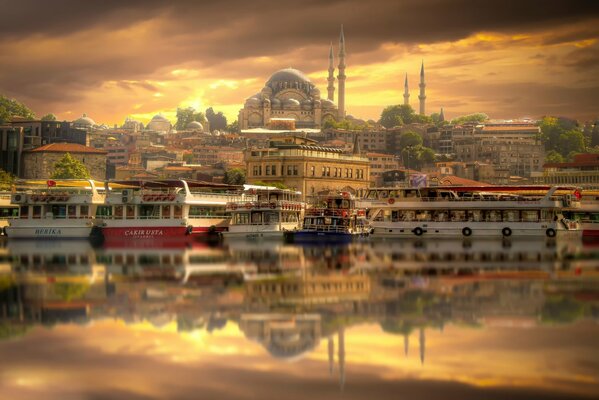 Schönes Istanbul in der Farbe der gelben Wolken