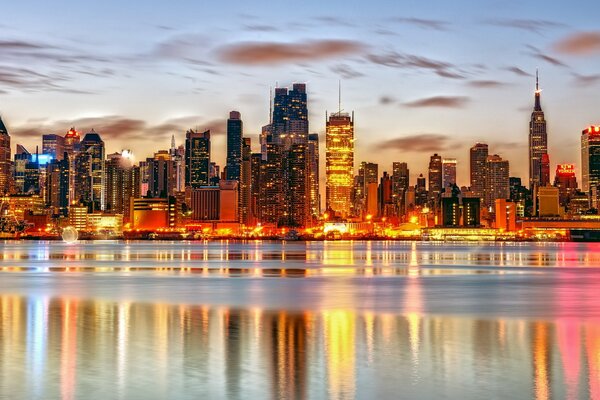 Vista desde la bahía a las luces de nueva York