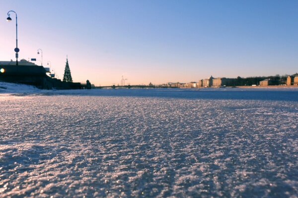 Invierno, nieve, hielo en la ciudad en el Campo