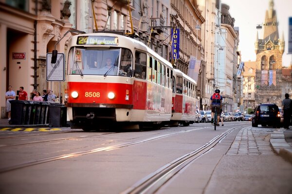 Tramway rouge à Prague sur le fond de la tour