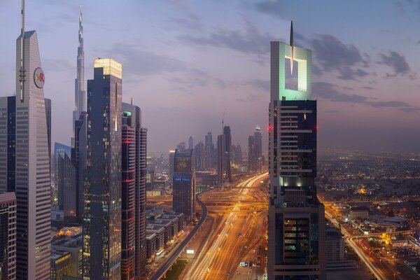 Blick auf das Nacht-Dubai von oben