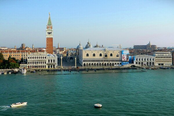 En Italie, dans la ville de Venise, il y a beaucoup de quais avec des bateaux