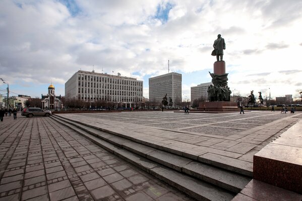 Il Monumento a V. I. Lenin si trova sulla piazza