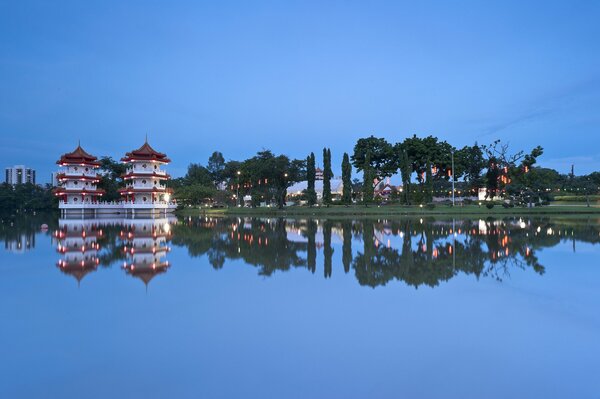 Reflejo del Jardín chino en el lago