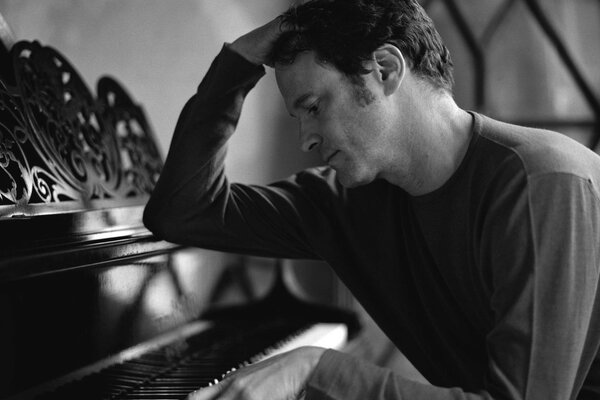 Colin Firth toca el piano