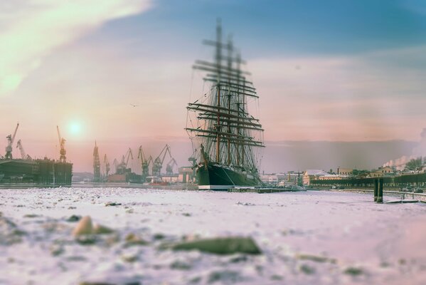 Wie schön ist der Winter Petersburg und der mächtige Bark Sedov