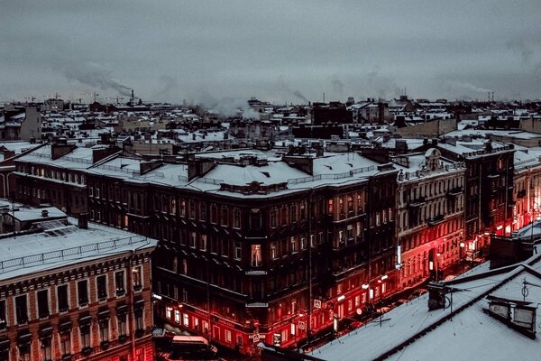 Winterfoto des abendlichen St. Petersburg