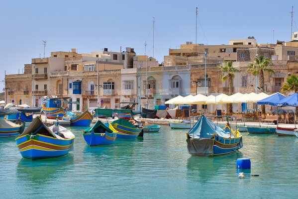 Città sul Mar Mediterraneo con barche sul molo