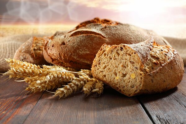 Pane fresco sul tavolo con spighe