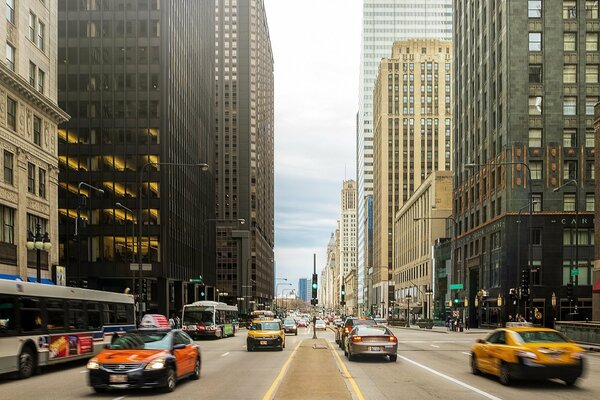 Dni powszednie wśród drapaczy chmur i samochodów w centrum Chicago