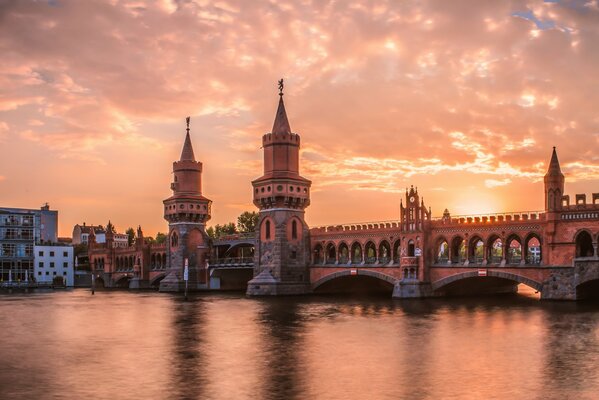 Berlin. Rzeka, Most i piękny zachód słońca