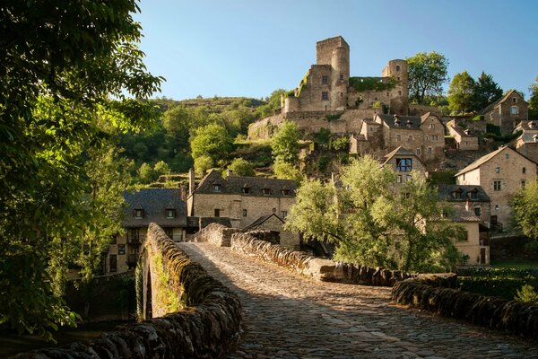 Hermosa foto de Francia. Casas, puente Belcastel