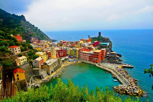 Eine Stadt am Meer an der italienischen Küste