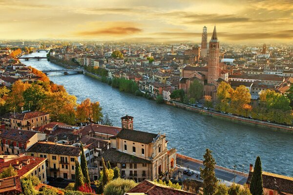 Panorama della città dal fiume e dai ponti