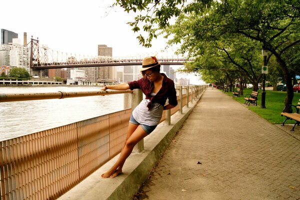 Una chica en el paseo del río camina