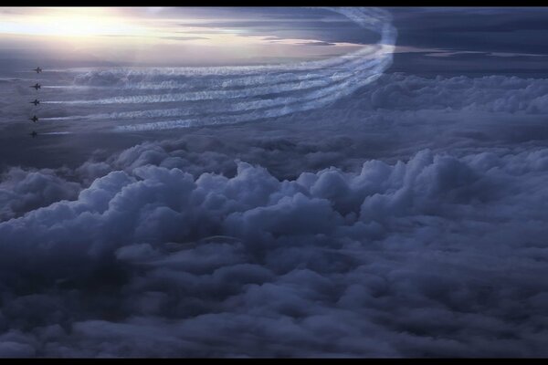 Traccia di nuvole da un aereo nel cielo