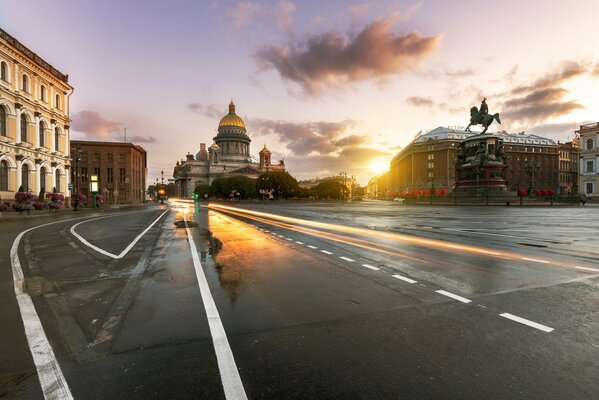 Hermoso amanecer sobre San Petersburgo