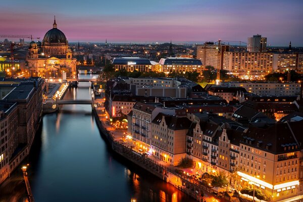 Vue de la cathédrale de Berlin à l aube