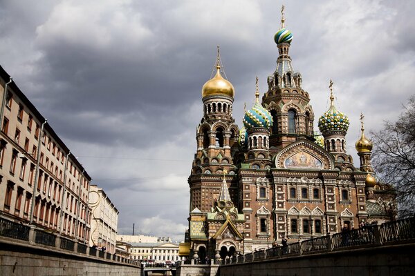 Вид с моста на храм Спаса-на-Крови в Санкт-Петербурге