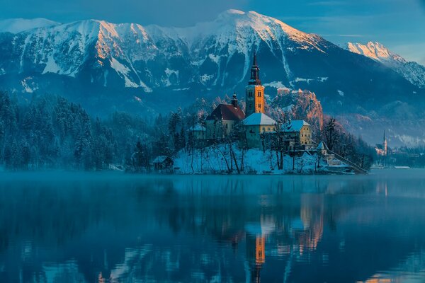 Château dans les montagnes au bord du lac