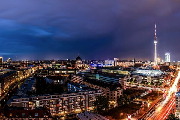 Luces brillantes de la noche de Berlín