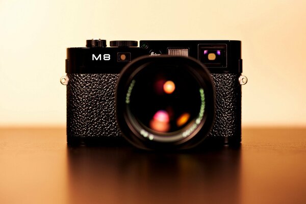 Schwarze leica m8 Kamera mit schönen Blendung im Objektiv