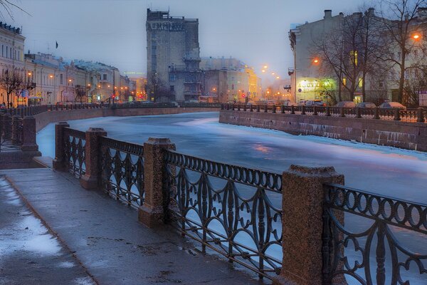 Замерзшая река в Санкт-Петербурге