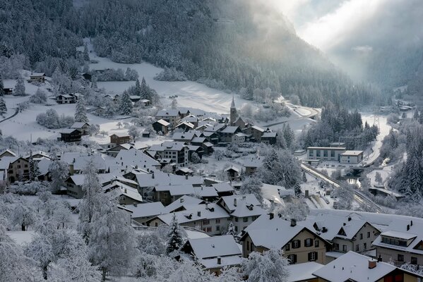 Schnee über dem Dach der Schweizer Häuser