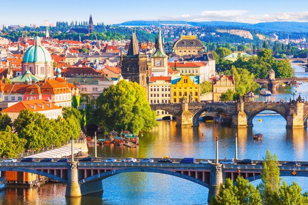 Mosty w Czechach nad rzeką w Pradze