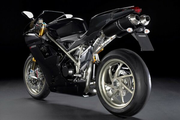 Schwarzes Superbike Ducati 1198 auf schwarzem Hintergrund