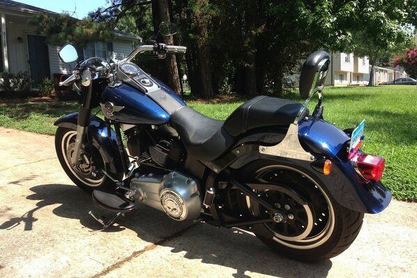 Moto harley - davidson blu parcheggiata