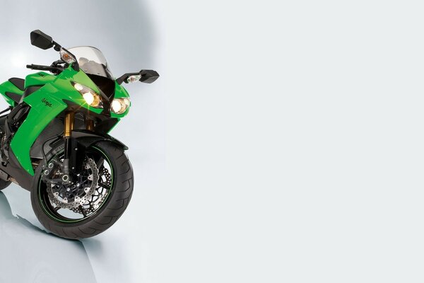 Zielony sportowy motocykl z reflektorami