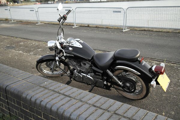 Yamaha estacionado en la orilla del lago