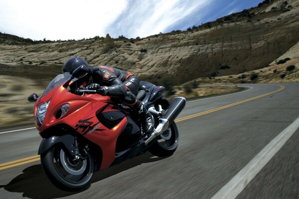 Motociclista su una moto sportiva nel canyon