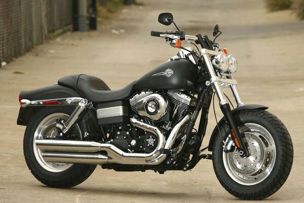 Moto Harley Davidson nero strada