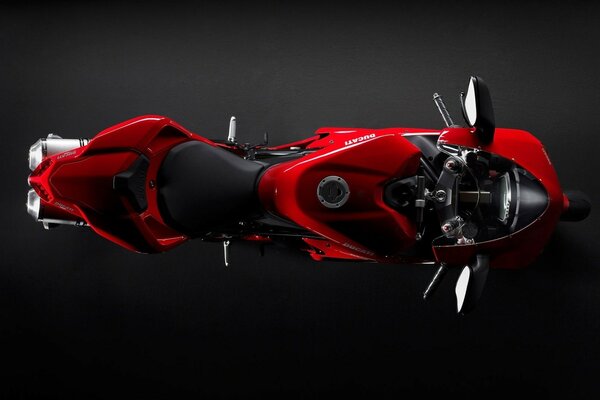 Ducati rouge sur fond noir