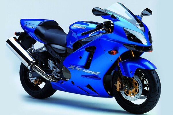 Blaue Kawasaki ZX-12R auf bläulichem Hintergrund Ansicht