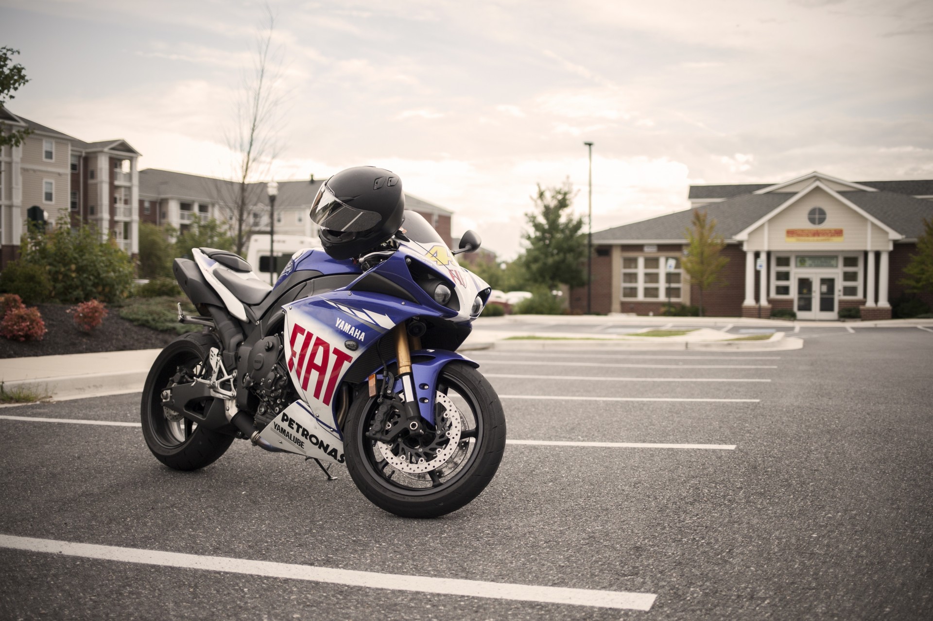 bike blue helmet yamaha yzf-r1 p1